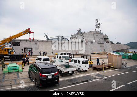 YOKOSUKA, Giappone (21 giugno 2022) - la nave da combattimento litoranea variante dell'indipendenza USS Charleston (LCS 18) arriva al comandante, attività della flotta Yokosuka (CFAY). Charleston è attualmente operativa nell'area operativa della flotta degli Stati Uniti 7th. Per 75 anni, la CFAY ha fornito, mantenuto e gestito strutture e servizi di base a sostegno delle forze navali schierate in avanti dalla flotta degli Stati Uniti 7th, dei comandi inquilini e di migliaia di militari e civili e delle loro famiglie. Foto Stock