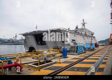 YOKOSUKA, Giappone (21 giugno 2022) - la nave da combattimento litoranea variante dell'indipendenza USS Charleston (LCS 18) arriva al comandante, attività della flotta Yokosuka (CFAY). Charleston è attualmente operativa nell'area operativa della flotta degli Stati Uniti 7th. Per 75 anni, la CFAY ha fornito, mantenuto e gestito strutture e servizi di base a sostegno delle forze navali schierate in avanti dalla flotta degli Stati Uniti 7th, dei comandi inquilini e di migliaia di militari e civili e delle loro famiglie. Foto Stock