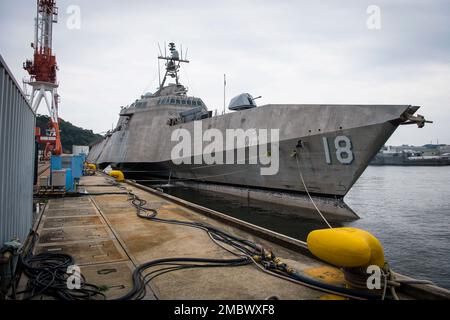 YOKOSUKA, Giappone (21 giugno 2022) - la nave da combattimento litoranea variante dell'indipendenza USS Charleston (LCS 18) arriva al comandante, attività della flotta Yokosuka (CFAY). Charleston è attualmente operativa nell'area operativa della flotta degli Stati Uniti 7th. Per 75 anni, la CFAY ha fornito, mantenuto e gestito strutture e servizi di base a sostegno delle forze navali schierate in avanti dalla flotta degli Stati Uniti 7th, dei comandi inquilini e di migliaia di militari e civili e delle loro famiglie. Foto Stock