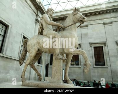 Statua di marmo di un giovane a cavallo da Roma al British Museum di Londra, Regno Unito Foto Stock