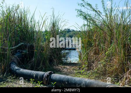 Il tubo è installato lungo il ponte sul supporto del tubo. Tubi di acciaio di acqua per le utilità di comunità. Foto Stock