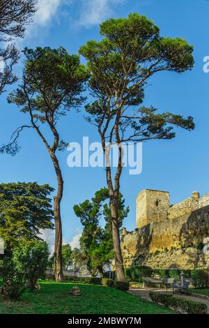 Il castello della Lombardia è una fortezza che sorge sul punto più alto della città di Enna. È uno dei più grandi castelli medievali d'Italia. Enna. Foto Stock