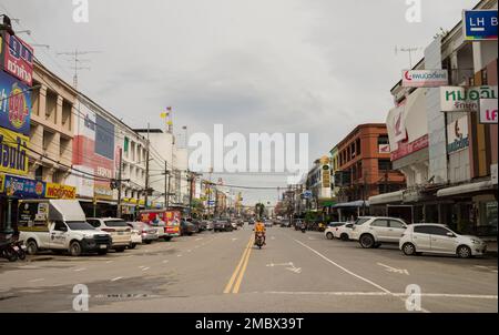 Krabi, Tailandia. Dicembre 8, 2022. Pak Nam centro della città di Krabi. Le destinazioni più turistiche della Thailandia Foto Stock