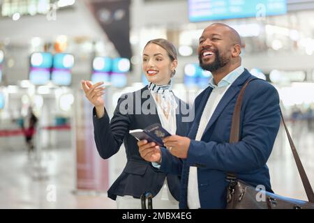 Donna, aiuto o uomo nero in un aeroporto con un passaporto per viaggiare chiedendo un gate Agent per le indicazioni. Aereo, ospitalità o lavoratore amichevole Foto Stock
