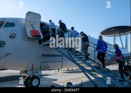 I responsabili civici dell'aeronautica ricevono un tour di un sistema di avvertimento e controllo aereo e-3 Sentry assegnato allo squadrone di controllo aereo 962nd durante il tour DAF Civic leader alla base mista Elmendorf-Richardson, Alaska, 22 giugno 2022. Il radar dell’aeromobile ha un raggio d’azione di oltre 200 miglia per i target a bassa quota e più lontano per i veicoli aerospaziali che volano ad altitudini medio-alte. Foto Stock