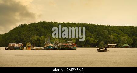 Krabi, Tailandia. Dicembre 8, 2022. Pak Nam centro della città di Krabi. Barche da pesca locali e case galleggianti. Le principali destinazioni turistiche della Thailandia Foto Stock