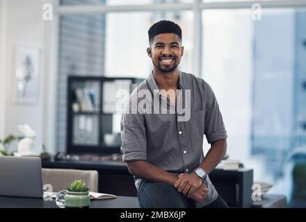 Diventate che cosa credete voi stessi per essere. Ritratto di un giovane uomo d'affari sicuro in piedi in un ufficio. Foto Stock