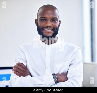 Uomo d'affari nero, ritratto e dipendente in un ufficio sorridente, felice e fiducioso come leader aziendale. Manager, startup e lavoratore aziendale o. Foto Stock
