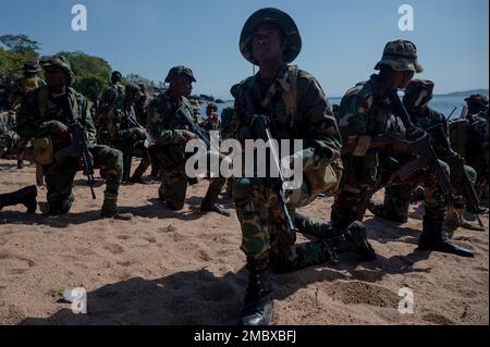 I membri della forza marittima del Malawi si riuniscono con barche zodiacali dopo aver sgombrato un obiettivo durante un Joint Combined Exchange Training (JCET) a Monkey Bay, Malawi, 22 giugno 2022. JCETS migliora le relazioni degli Stati Uniti con le nazioni partner sviluppando e mantenendo connessioni critiche da militare a militare e migliorando la disponibilità e l'interoperabilità congiunte e alleate. Foto Stock