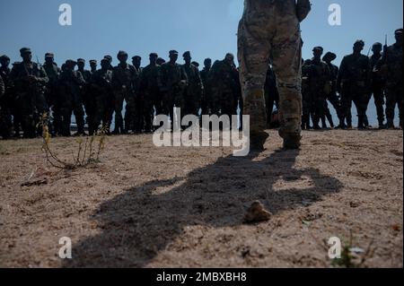 I membri della forza marittima malawia hanno un rapporto post-azione con i membri di un USA Team Operational Detachment Alpha (APS) durante un Joint Combined Exchange Training (JCET) a Monkey Bay, Malawi, 23 giugno 2022. JCETS migliora le relazioni degli Stati Uniti con le nazioni partner sviluppando e mantenendo connessioni critiche da militare a militare e migliorando la disponibilità e l'interoperabilità congiunte e alleate. Foto Stock