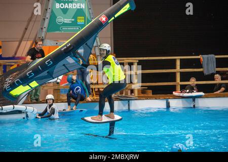 Il trend sports foiling e il wing foiling saranno presentati nel padiglione 17, fiera Boot 2023 a Duesseldorf dal 21 al 29 gennaio 2023, tournée della fiera il 20 gennaio 2023. Credit: dpa Picture Alliance/Alamy Live News Foto Stock