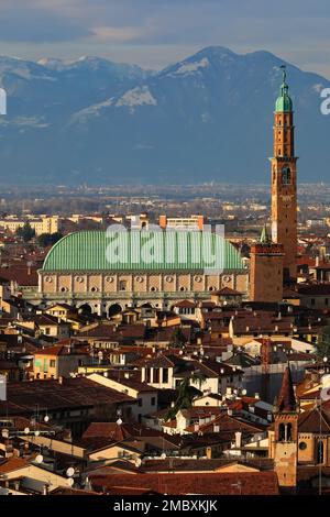 Panorama di VICENZA in Italia e il famoso monumento chiamato BASILICA PALLADIANA con la torre vista dall'alto Foto Stock