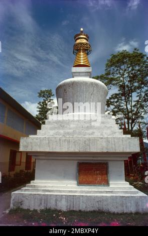 Do-drul Chorten è uno stupa a Gangtok, nello stato indiano del Sikkim. Lo stupa fu costruito da Trulshik Rinpoche, capo dell'Ordine Nyingma del Buddismo Tibetano nel 1945. All'interno di questo stupa c'è una serie completa di Dorjee Phurba, Kangyur e altri oggetti religiosi. Intorno allo stupa sono 108 mani Lhakor o la preghiera wheels.do-drul Chorten è uno stupa in Gangtok nello stato indiano di Sikkim. Lo stupa fu costruito da Trulshik Rinpoche, capo dell'Ordine Nyingma del Buddismo Tibetano Foto Stock