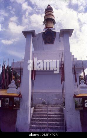 Do-drul Chorten è uno stupa a Gangtok, nello stato indiano del Sikkim. Lo stupa fu costruito da Trulshik Rinpoche, capo dell'Ordine Nyingma del Buddismo Tibetano nel 1945. All'interno di questo stupa c'è una serie completa di Dorjee Phurba, Kangyur e altri oggetti religiosi. Intorno allo stupa sono 108 mani Lhakor o la preghiera wheels.do-drul Chorten è uno stupa in Gangtok nello stato indiano di Sikkim. Lo stupa fu costruito da Trulshik Rinpoche, capo dell'Ordine Nyingma del Buddismo Tibetano Foto Stock