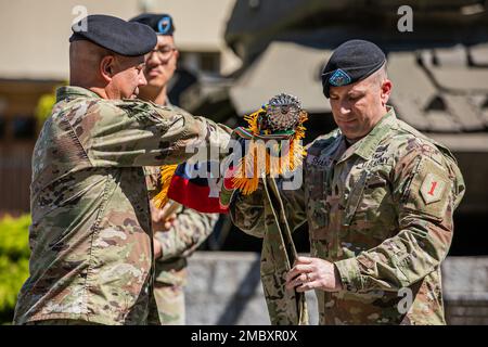 STATI UNITI Il Colonnello dell'esercito Brian E. McCarthy, comandante della squadra di combattimento della Brigata Armorata del 1st e degli Stati Uniti Christopher Shaiko, comandante del sergente maggiore degli anni '1ABCT, ha fatto caso ai colori della brigata durante una cerimonia di trasferimento dell'autorità a Zagan, Polonia, 23 giugno 2022. Questa cerimonia ha segnato la fine di una rotazione di 11 mesi per la squadra di combattimento della Brigata Armorata 1st, 1st soldati della Divisione di Fanteria e l’inizio della squadra di combattimento della Brigata Armorata 3rd, 4th della Divisione di Fanteria. Foto Stock