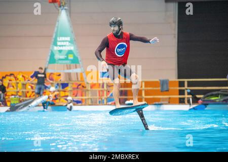 Il trend sports foiling e il wing foiling saranno presentati nel padiglione 17, fiera Boot 2023 a Duesseldorf dal 21 al 29 gennaio 2023, tournée della fiera il 20 gennaio 2023. Credit: dpa Picture Alliance/Alamy Live News Foto Stock