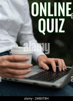 Quiz online con il segno della scrittura a mano. Un gioco di idea di affari o uno sport di mente che sono pubblicati sul Internet Foto Stock