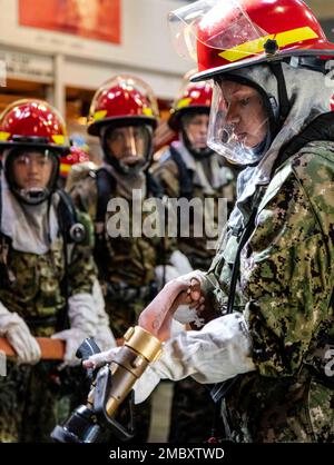 220623-N-PW480-0161 GRANDI LAGHI, ILL. (23 giugno 2022) – corpo di addestramento degli ufficiali della Riserva Navale (NROTC) i candidati dell'ostetrica NSI (New Student Indoctrination) partecipano a un esercizio di addestramento antincendio e di controllo dei danni all'interno dell'USS Chief Fire Fighter Trainer presso il Recruit Training Command (RTC), giugno 23. Al termine dell'NSI, i candidati inizieranno il loro anno nuovo del programma NROTC presso le università e le università nazionali questo autunno. NSI è un programma di indottrinamento ospitato presso RTC, e fornisce agli ostetrica un orientamento di addestramento militare comune. NSI fornisce una formazione di base in Foto Stock