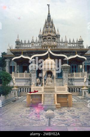 Il Tempio di Jain di Calcutta è un tempio di Jain a Badridas Temple Street, Gouribari a Maniktala e una delle principali attrazioni turistiche di Kolkata, India. Il tempio fu costruito da un Jain chiamato Rai Badridas Bahadoor Mookim nel 1867. Pratishtha è stato fatto da Sri Kalyansurishwarji Maharaj. Un magnifico gioiello nel cuore del nord di Kolkata, tranquillo e sereno, un venerato santuario santo. Risalente al 1867, ma brilla così nuova, Foto Stock