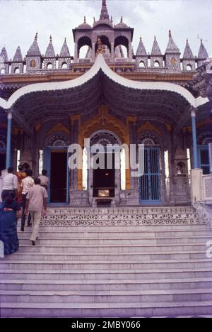 Il Tempio di Jain di Calcutta è un tempio di Jain a Badridas Temple Street, Gouribari a Maniktala e una delle principali attrazioni turistiche di Kolkata, India. Il tempio fu costruito da un Jain chiamato Rai Badridas Bahadoor Mookim nel 1867. Pratishtha è stato fatto da Sri Kalyansurishwarji Maharaj. Un magnifico gioiello nel cuore del nord di Kolkata, tranquillo e sereno, un venerato santuario santo. Risalente al 1867, ma brilla così nuova, Foto Stock