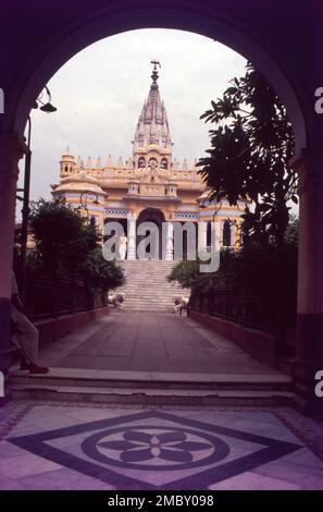 Il Tempio di Jain di Calcutta è un tempio di Jain a Badridas Temple Street, Gouribari a Maniktala e una delle principali attrazioni turistiche di Kolkata, India. Il tempio fu costruito da un Jain chiamato Rai Badridas Bahadoor Mookim nel 1867. Pratishtha è stato fatto da Sri Kalyansurishwarji Maharaj. Un magnifico gioiello nel cuore del nord di Kolkata, tranquillo e sereno, un venerato santuario santo. Risalente al 1867, ma brilla così nuova, Foto Stock