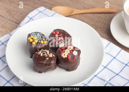 Spuntini a base di palline di cioccolato su un piatto bianco Foto Stock