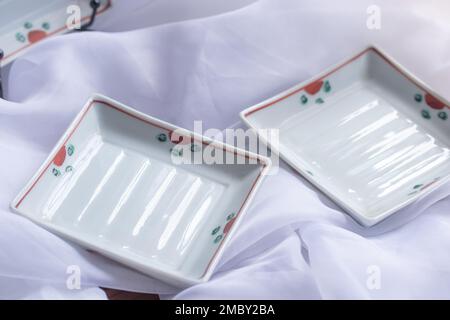 Un set di stoviglie giapponesi in bianco per la decorazione. Foto Stock