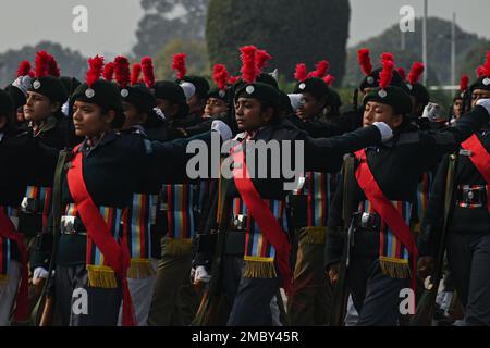 Nuova Delhi, Delhi, India. 21st Jan, 2023. Il National Cadet Corps (NCC) partecipa ai reharsals della Republic Day Parade sul Kartavya Path, precedentemente noto come Rajpth, a Nuova Delhi. (Credit Image: © Kabir Jhangiani/ZUMA Press Wire) SOLO PER USO EDITORIALE! Non per USO commerciale! Credit: ZUMA Press, Inc./Alamy Live News Foto Stock