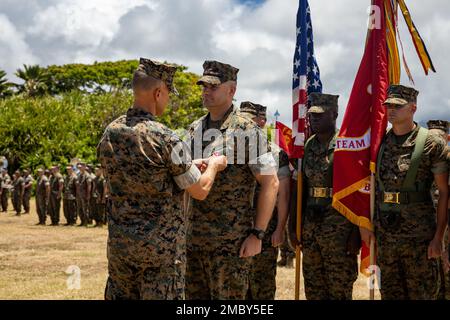 STATI UNITI Brady Jr, ufficiale comandante, 3D Reggimento Marino Littoral, premia il Lt. Adam R. sacchetti, ufficiale comandante di 3D Littoral Combat Team, una medaglia di servizio meritoria durante una cerimonia di cambio di comando alla base del corpo Marino Hawaii, 23 giugno 2022. La cerimonia è una tradizione che simboleggia il trasferimento di autorità, responsabilità e responsabilità dei Marines e dei marinai. Foto Stock