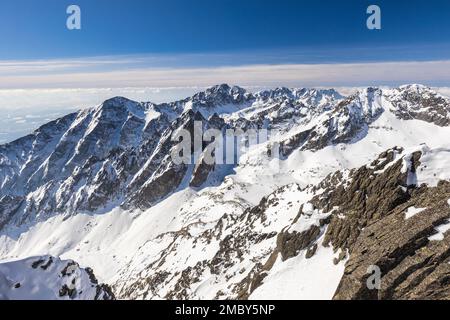 Neve inverno alta montagna paesaggio. Una vista panoramica dalla cima del picco Lomnicky nel Parco Nazionale degli alti Tatra, Slovacchia, Europa. Foto Stock