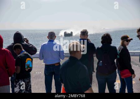 OCEANO PACIFICO (23 giugno 2022) – i marinai, le loro famiglie e i loro amici osservano un Landing Craft, Air Cushion dal ponte di volo mentre si imbarca la nave durante una crociera di un giorno in famiglia a bordo di una nave da trasporto anfibio USS Anchorage (LPD 23). Amici e familiari sono stati invitati a bordo di Anchorage per vivere una giornata in prima persona nella vita di un Sailor in mare. Anchorage è attualmente casa portata a San Diego come parte di Anfibio Squadrone SETTE, insieme con USS John P. Murtha (LPD 26) e USS Makin Island (LHD 8). Foto Stock