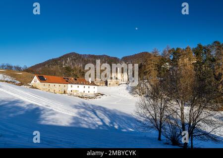 Rovine del castello di Sklabina in inverno, Slovacchia, Europa. Foto Stock