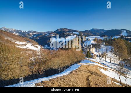 Rovine del castello di Sklabina in inverno, Slovacchia, Europa. Foto Stock