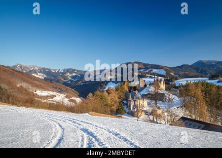 Rovine del castello di Sklabina in inverno, Slovacchia, Europa. Foto Stock