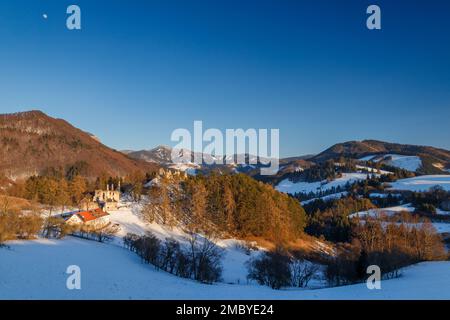 Rovine del castello di Sklabina in inverno al tramonto, Slovacchia, Europa. Foto Stock