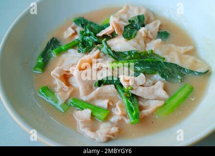 Tagliatelle di riso di stile cinese con maiale e Kale con sugo, uno dei piatti più popolari della Thailandia Foto Stock