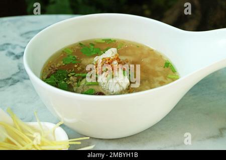 Ciotola di delizioso porridge di riso cinese con pesce Foto Stock