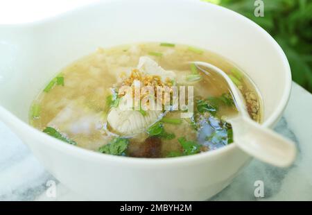 Primo piano di gustoso porridge di riso di stile cinese con Seabass Foto Stock