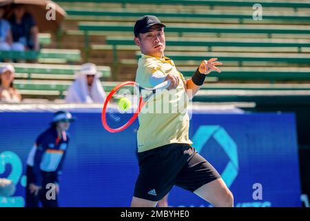 WU Yibing della Cina in azione durante il giorno 2 del Kooyong Classic Tennis Tournament ultima partita contro Rinky Hijikata dell'Australia al Kooyong Lawn Tennis Club. Per concludere l’azione del giorno 2, Rinky Hijikata, il fan australiano, è tornato nel centro storico di Kooyong, prendendo in consegna il Wu Yibing cinese. Incapace di continuare dalla sua impressionante vittoria il giorno 1, Hijikata ha perso in serie diritte (6-3, 6-4) ad un altro destinatario della carta selvaggia australiano aperto. Foto Stock