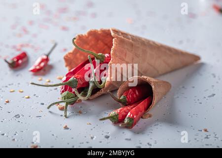 Peperoncini in cono gelato. Concetto di gelato piccante. Gelato unico. Nuovi sapori di gelato. Foto Stock