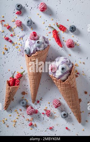 Gelato freddo e piccante con frutta e peperoncino. Nuovi sapori di gelato. Foto Stock