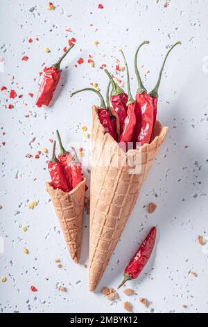 Concetto di gelato piccante. Peperoncini in cono gelato. Gelato unico. Nuovi sapori di gelato. Foto Stock