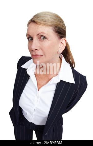 Nosy, curioso e ritratto di una donna d'affari isolato su uno sfondo bianco in uno studio. Inclinazione, curiosità e dipendente maturo in un vestito con fianco Foto Stock