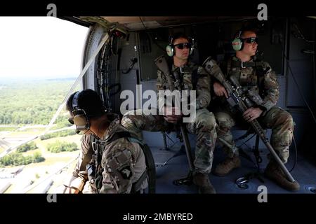 Dayne Young, SPC. William Lewis e Sgt. Anthony Doran, con 1st Squadron, 33rd Cavallry Regiment, 3rd Brigade Combat Team “Rakkasans”, 101st Airborne Division (Air Assault), partecipano a un'esercitazione di fuoco dal vivo a Fort Campbell Ky, 23 giugno 2022. Il fuoco vivo ha addestrato i soldati a colpire i bersagli mentre in aria. Foto Stock