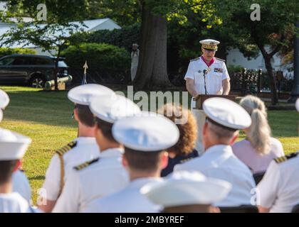 220624-N-VP266-1084 WASHINGTON (24 giugno 2022) -- Capo della Marina militare francese ADM. Pierre Vandier, consegna osservazioni ai marinai del Distretto Navale Washington, durante una cerimonia di arrivo degli onorificenze della Marina al Parco Leutze di Washington Navy Yard, il 24 giugno 2022. Michael Gilday, responsabile delle operazioni navali, ha ospitato l'evento. Foto Stock