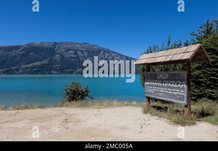 Bel Lago Generale Carrera con cartello in legno nel sud del Cile Foto Stock