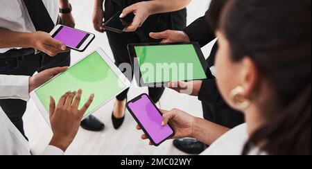 Mani, schermo verde e tecnologia con un gruppo aziendale in studio isolato su uno sfondo bianco per la comunicazione o il networking. Tablet, telefono e. Foto Stock