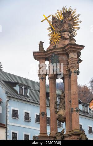 La storica Piazza della Trinità con una monumentale colonna di peste a Banska Stiavnica di sera, Slovacchia, Europa. Foto Stock