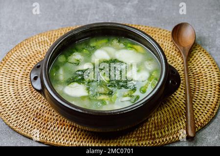 Tteokguk, zuppa di torta di riso tagliata da fullescens alle alghe coreane : torta di riso a forma ovale cotta in brodo. Un tradizionale piatto lunare di Capodanno. Brodo di manzo trasparente Foto Stock
