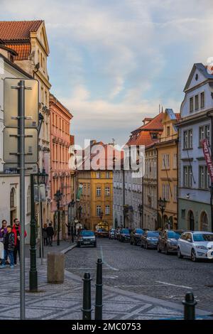 Centro storico di Praga, Nerudova una pittoresca strada acciottolata che conduce al Castello di Praga Foto Stock